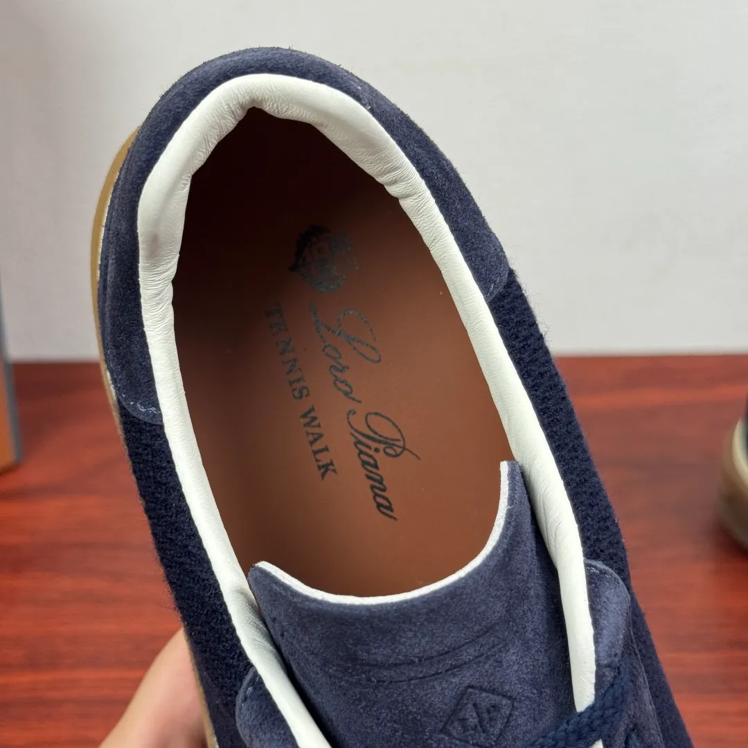 Batch 740 Loro Piana Tennis Walk men's moral training sneakers! These new textured leather tennis shoes feature an ultra-low-top design for year-round wear and are water-resistant. The wrapped sole creates an effortlessly attractive color combination that harmoniously blends functionality with understated style. The ideal footwear option for urban dressing. The heel is decorated with a soft calfskin tongue with Kummel color inserts and an embossed LP logo. Cotton shoelaces. Material: Upper: Gray woven stitching with cowhide accents! Sole: Rubber lining: Cow leather original rubber sole, excellent foot comfort, complete package! Size: 39-40-41-42-43-44 leather shoe size (38.4546 can be customized) Item number: FAM1316 blue